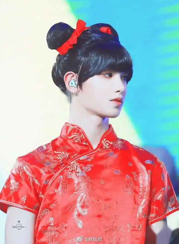 黄明昊cos的春丽 ,这绝美瞬间看着令人心动