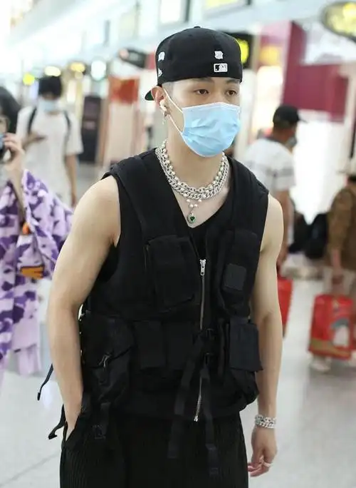 组图马伯骞戴银链子时髦吸睛反戴棒球帽穿马甲露健硕身材