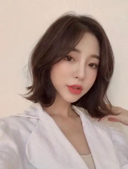 比"锁骨发"还火的发型来了!它叫"人鱼卷短发",气质又显脸小