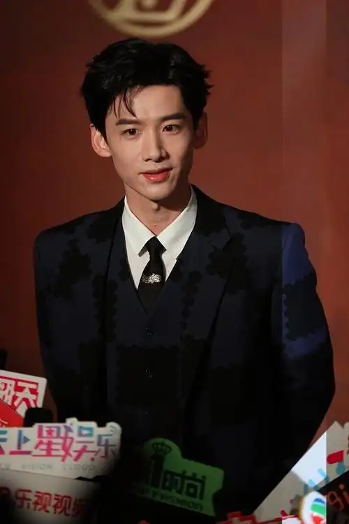 白敬亭风格真是随意切换深色西装造型又出圈迷倒万千少女