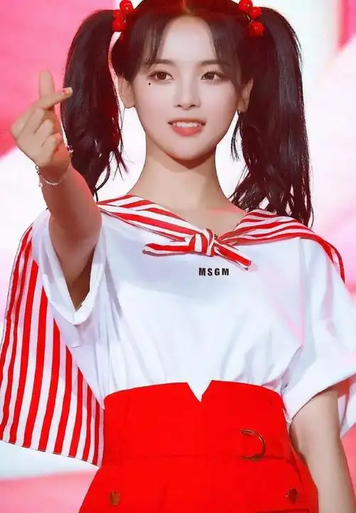 更加幸运的是,杨超越还是以c位出道,可谓是风光一时.