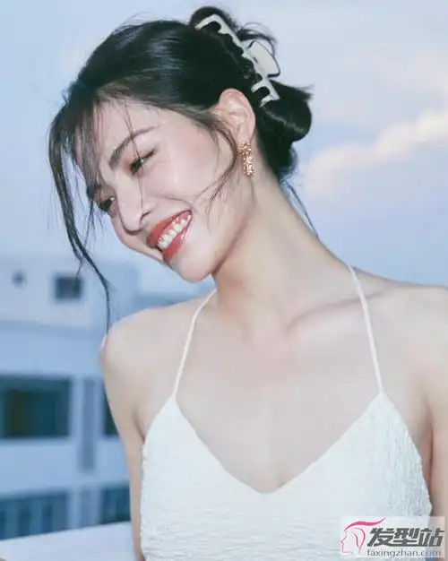 钟楚曦顶楼写真复古美艳尽显迷人姿色