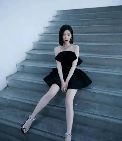 毛晓彤在楼道里拍大片,穿短裙还敢坐在台阶上,腿型太圈粉了_显得_成功