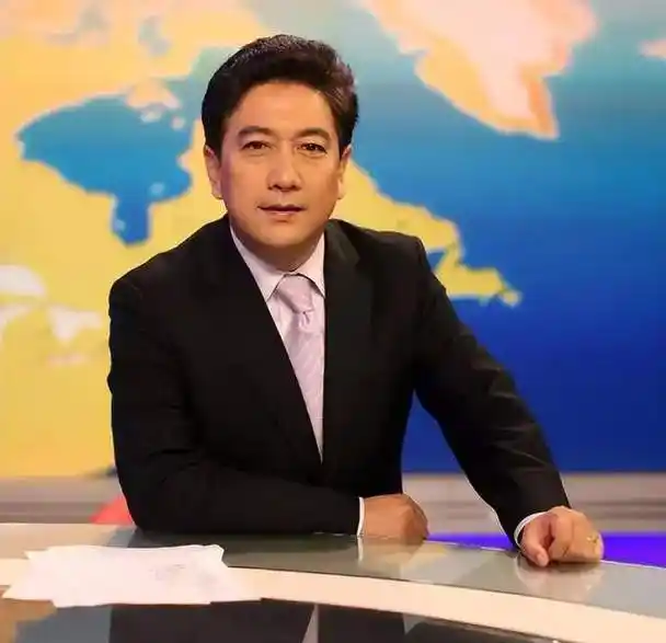 他是央视著名主持人,抛弃瘫痪妻子娶小13岁同事,女儿为央视记者