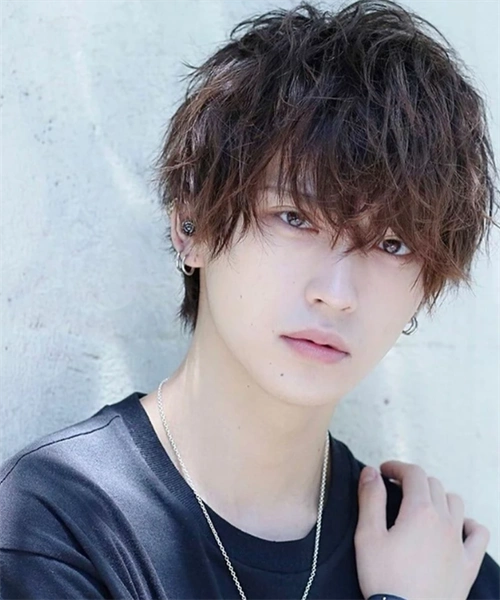 日系男生的短烫发,头发稍微长,但是纹理空气感都很显蓬松,显发量多.