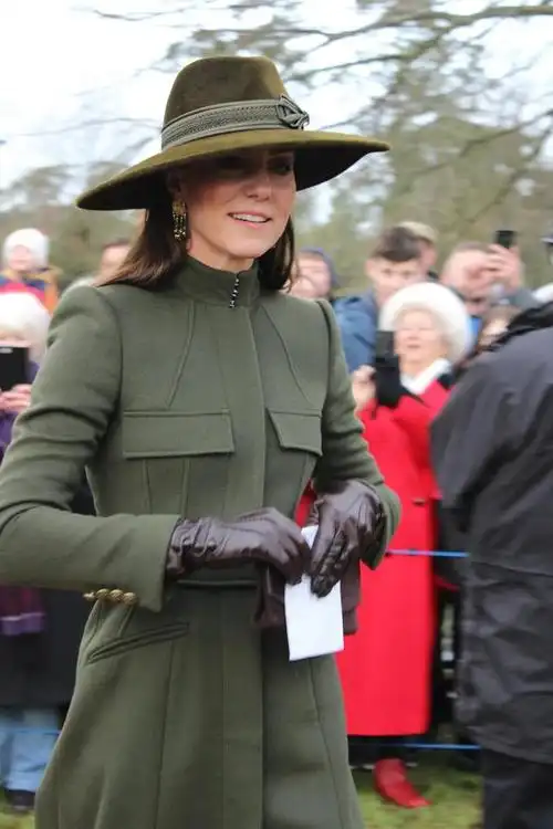 凯特王妃带女儿穿旧衣,大方又亲民,她的时尚经比梅根更值得学习
