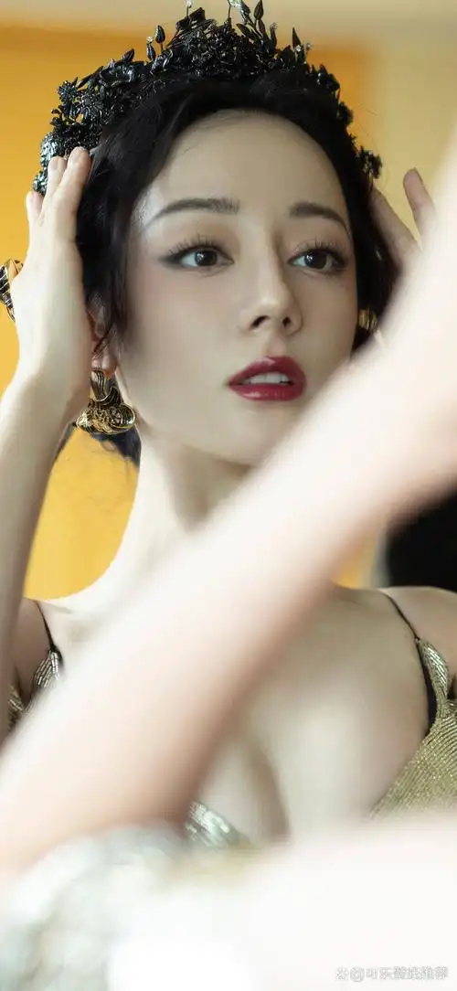 热巴的微笑,如夏日阳光般温暖,如星辰大海般璀璨.