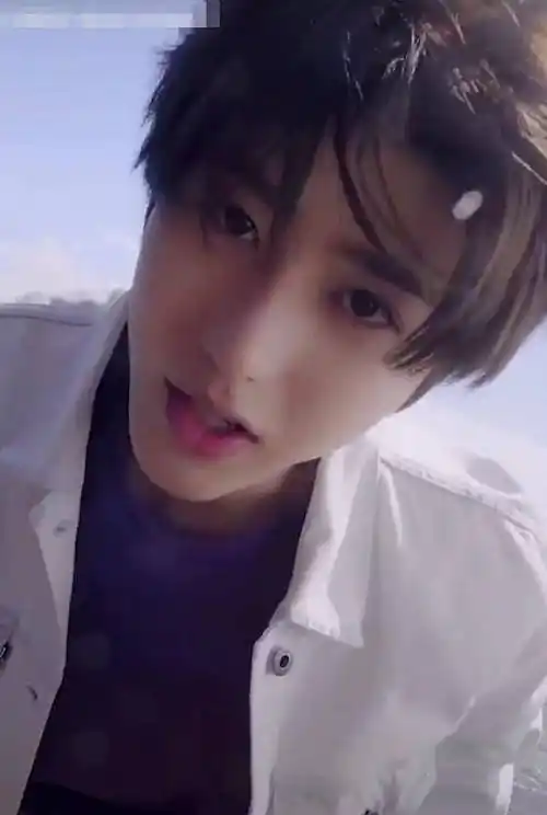 原创蔡徐坤女友视角拍照凑近时故意关掉美颜生图帅回两年前