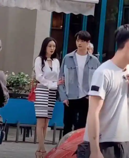 原创杨幂新剧路透照曝光身材优越气场超强和许凯同框真的没有cp感