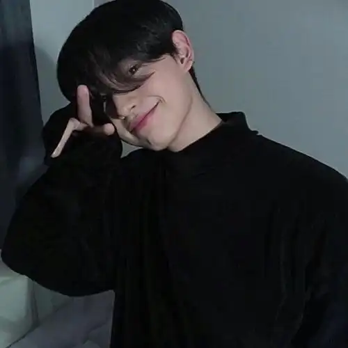 嘴角巧笑_可爱男生头像图片_扣扣居