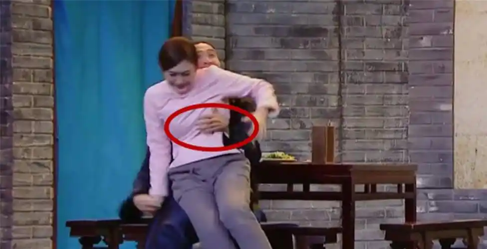 秦岚在节目中表演小品,却被演员当场抓住,网友:当演员真不容易_因为