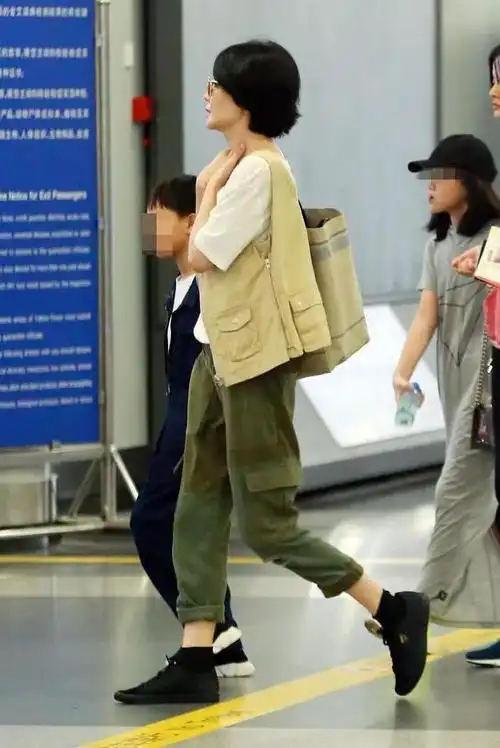王菲机场街拍:天后的黑色打扮走路都带风