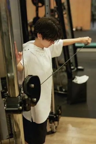 这一时刻工作室分享了一组老板王俊凯的照片,首次解锁王总健身日常