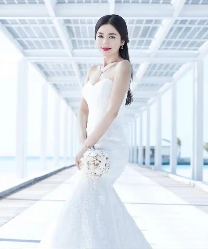 拍摄的一组封面大片曝光】 在阳光与大海的映衬下,秦岚身着唯美婚纱
