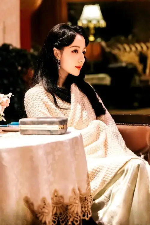 迪丽热巴推镇推时髦的巴丽##迪丽热巴夹起来了