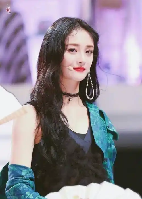 《hi室友》张俪周洁琼上演"泳装"秀,大长腿抢镜,姿态超迷人!