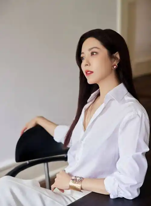 曾黎百搭白衬衫优雅时尚写真_黎姐_气质_牛仔裤