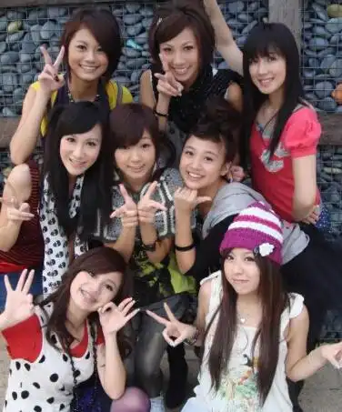 黑涩会美眉,台湾九人女子组合,成员有周宜霈,张筱婕,王婧乔,黄瀞怡