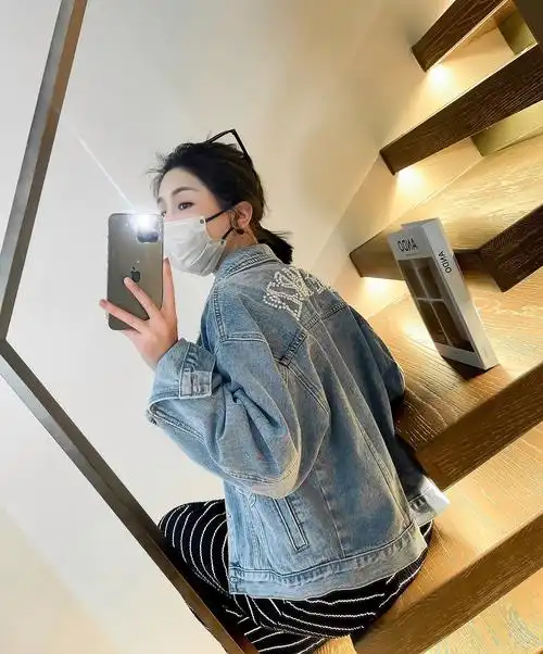 后背钉珠牛仔外套女短款2022春季新款韩版小个子显瘦浅蓝色牛仔衣