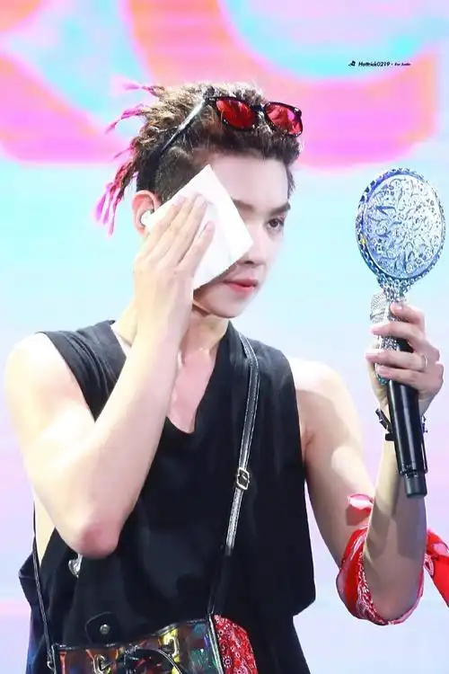 黄明昊樱花粉发色##黄明昊极限挑战