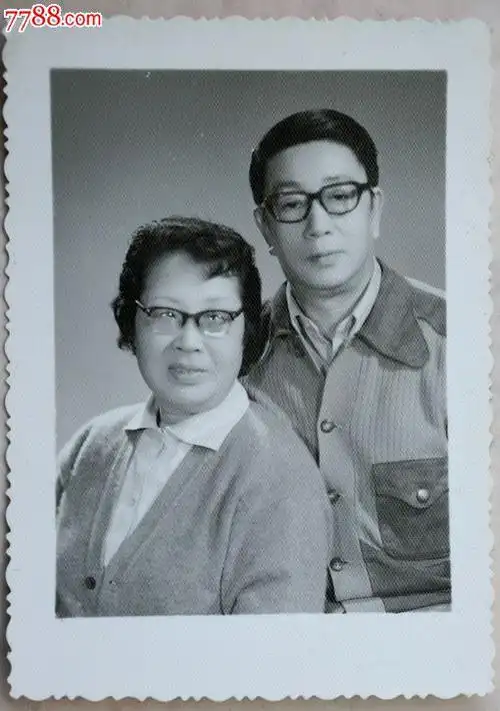 早期戴眼镜的夫妻合影照