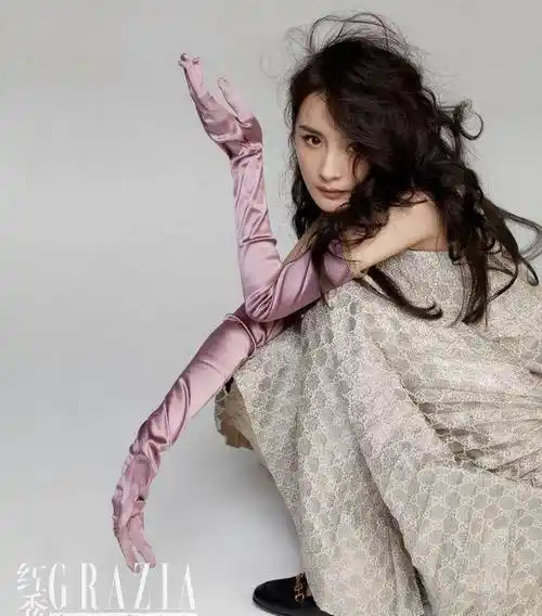 原创封面女王杨幂穿金银丝线连衣裙配香芋紫手套造型超时髦