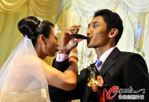 图文沙排冠军田佳大婚夫妻二人喝交杯酒