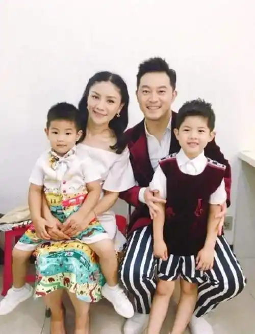 沙溢老婆胡可晒近况只拍侧脸穿着宽松被网友质疑怀第三胎