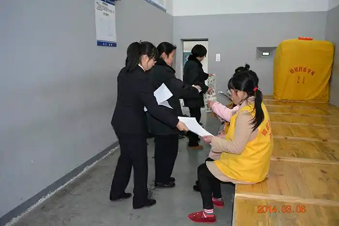 地看守所,为关押在此的十余名女性犯罪嫌疑人送上精心准备的节日礼物