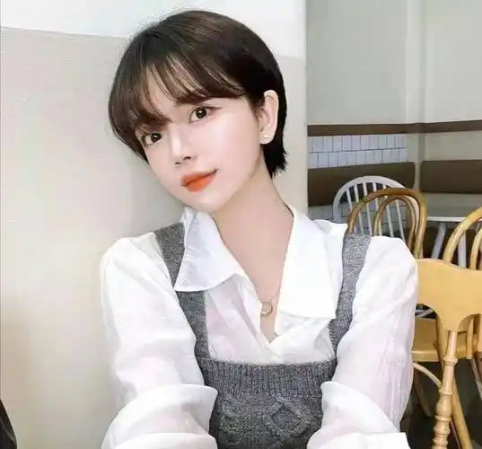 女人不管奔三还是奔四,都可试试这款露耳短发,利落洋气还显脸小_刘海