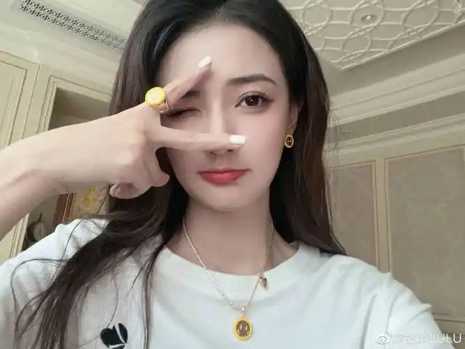 徐璐晒对镜自拍照##徐璐晒健身成果照