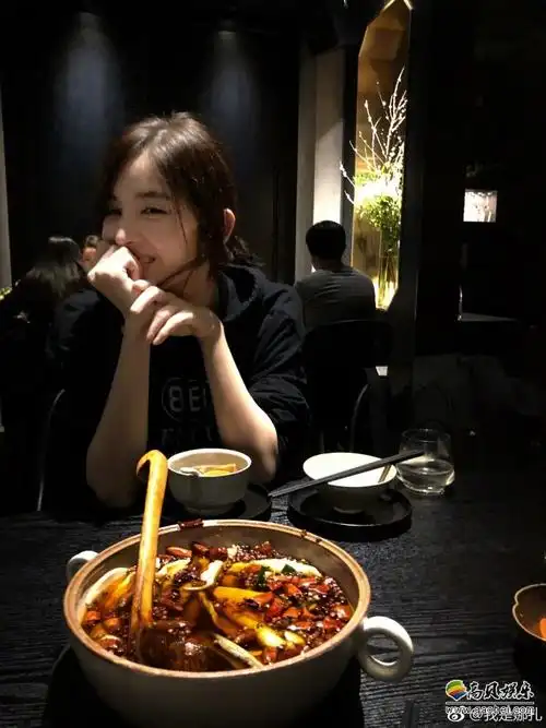 古力娜扎和妈妈吃饭晒出妈妈给她拍的照片娜扎镜头里笑成了表情包