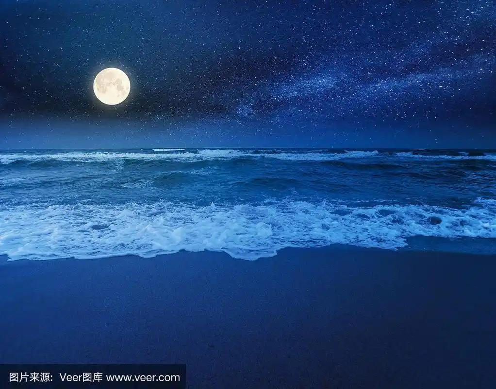 海滩和大海在一个多云的夜晚