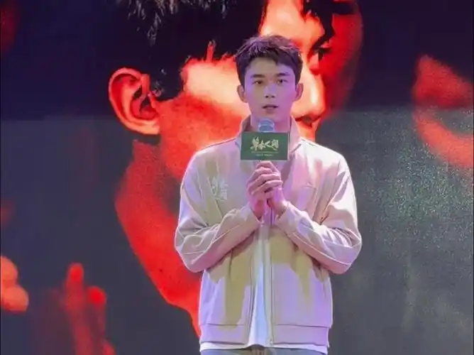 【吴磊】20240323 吴磊工作室微博更新 南农映后直拍-"植物可能更高