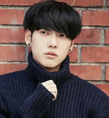 简单而厚重的刘海与类似于锅盖头的造型设计可是最显男生的时尚气质风