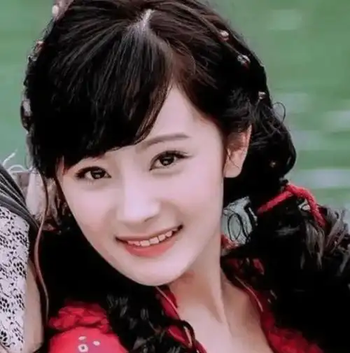 杨幂刚出道时到底有多美?看完齐刘海旧照后,整没整容一目了然