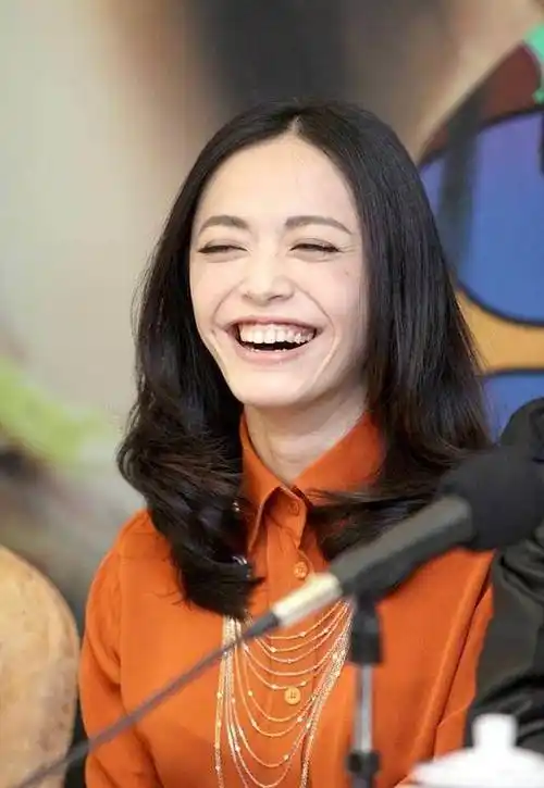 姚晨素颜为女儿庆生,满脸皱纹好像老了20岁!网友:怎么了?