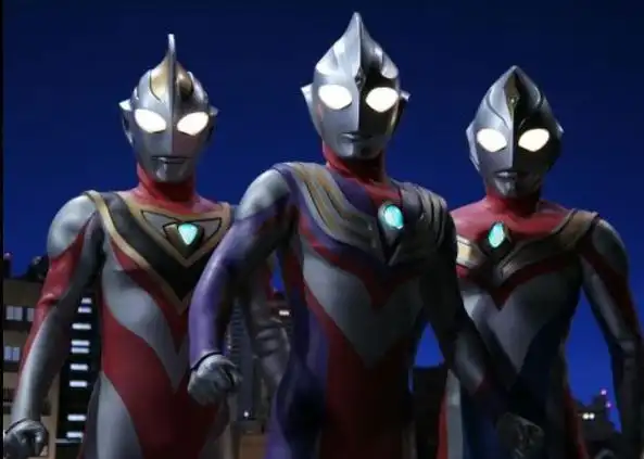 奥特曼:小区惊现迪迦悠闲散步,用迪迦皮套当口罩,无惧病毒!