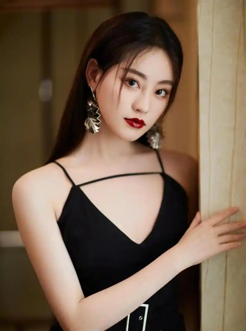 祝绪丹黑色吊带深v抹胸长裙参加国剧盛典,温柔又可爱,温暖每一天的