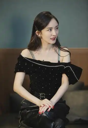 杨幂最新造型,黑丝绒闪钻一字肩搭配超大蝴蝶结耳饰,甜美又温柔