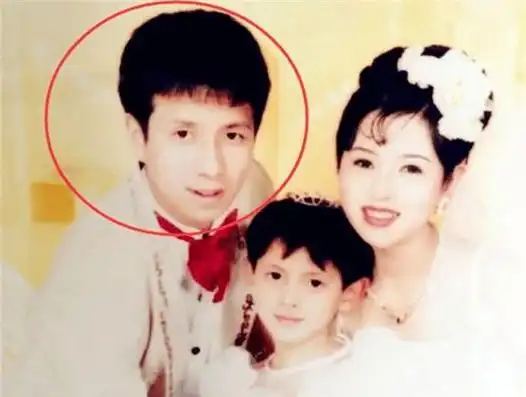 实际上张予曦的"整容脸"得益于父母基因,她的爸爸妈妈都是一水的大眼