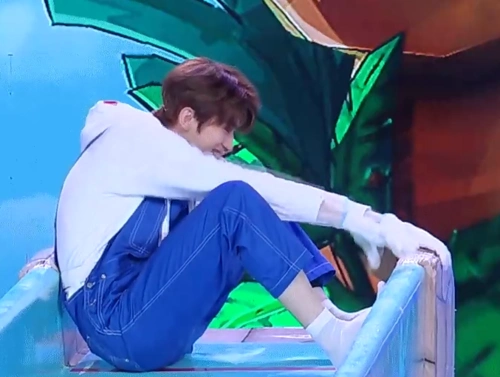 原创快本蔡徐坤玩滑梯暴露秋裤当场埋头卷裤腿害羞脸超可爱