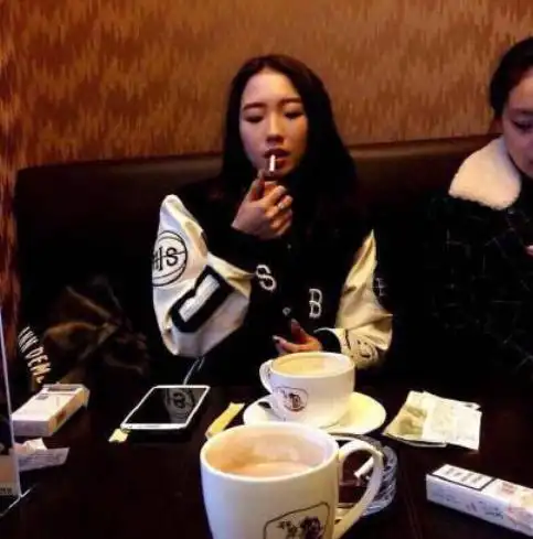 郑爽街头抽烟再次被拍,你能接受你的偶像们抽烟吗?