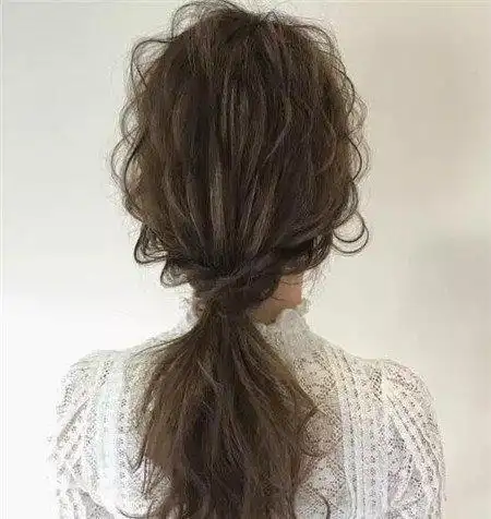 发量少的女生别只会烫发 发量少这个春季这样扎美爆了