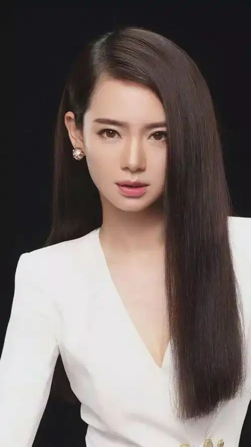 有人问戚薇胸不大为啥还去代言文胸戚薇呵呵一笑因为我红