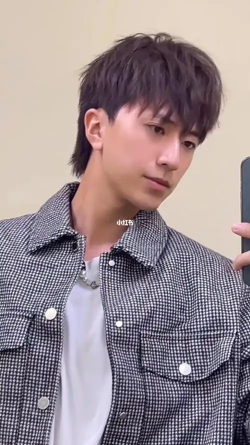 适合发质细软扁塌的男士发型