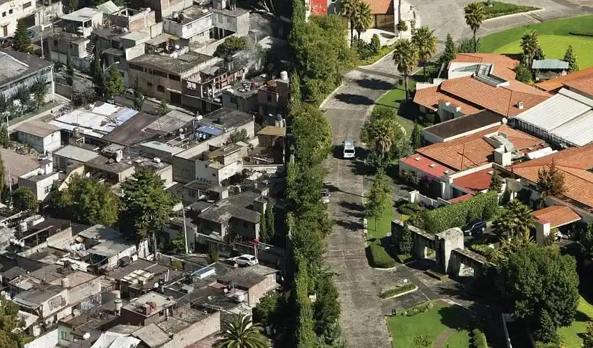 墨西哥城富人区与贫民窟仅一墙之隔, 鲜明对比可见贫富差距