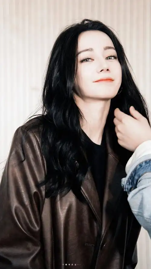 迪丽热巴 枭起青壤##迪丽热巴复古皮衣