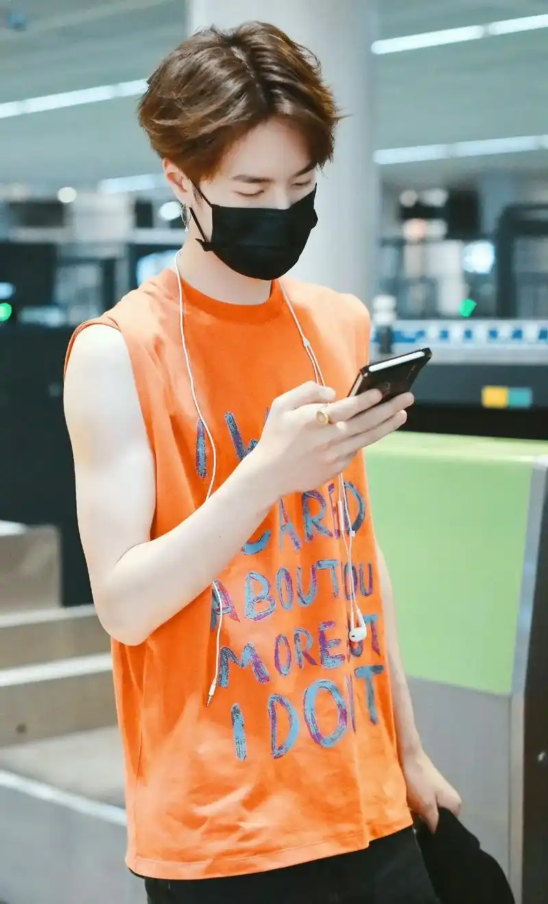 王一博 #生图 #鸭梨大  以前的机场穿搭潮得不能再潮了17 - 抖音