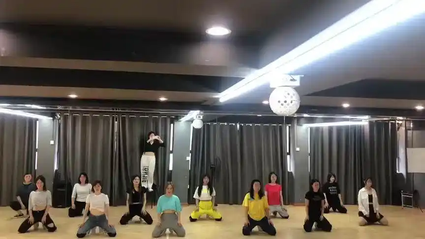 台上一分钟,确实909090#爵士舞 #舞蹈课堂随拍